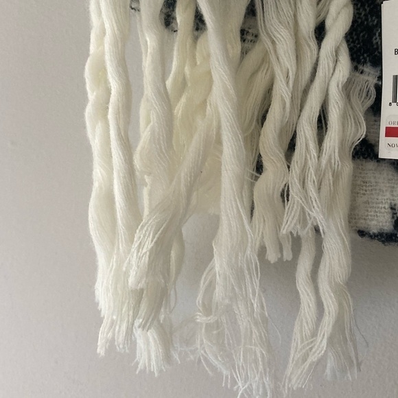 New DKNY Women's Oversized Houndstooth Fringes Scarf Black & Cream Blanket Wrap - Picture 3 of 9